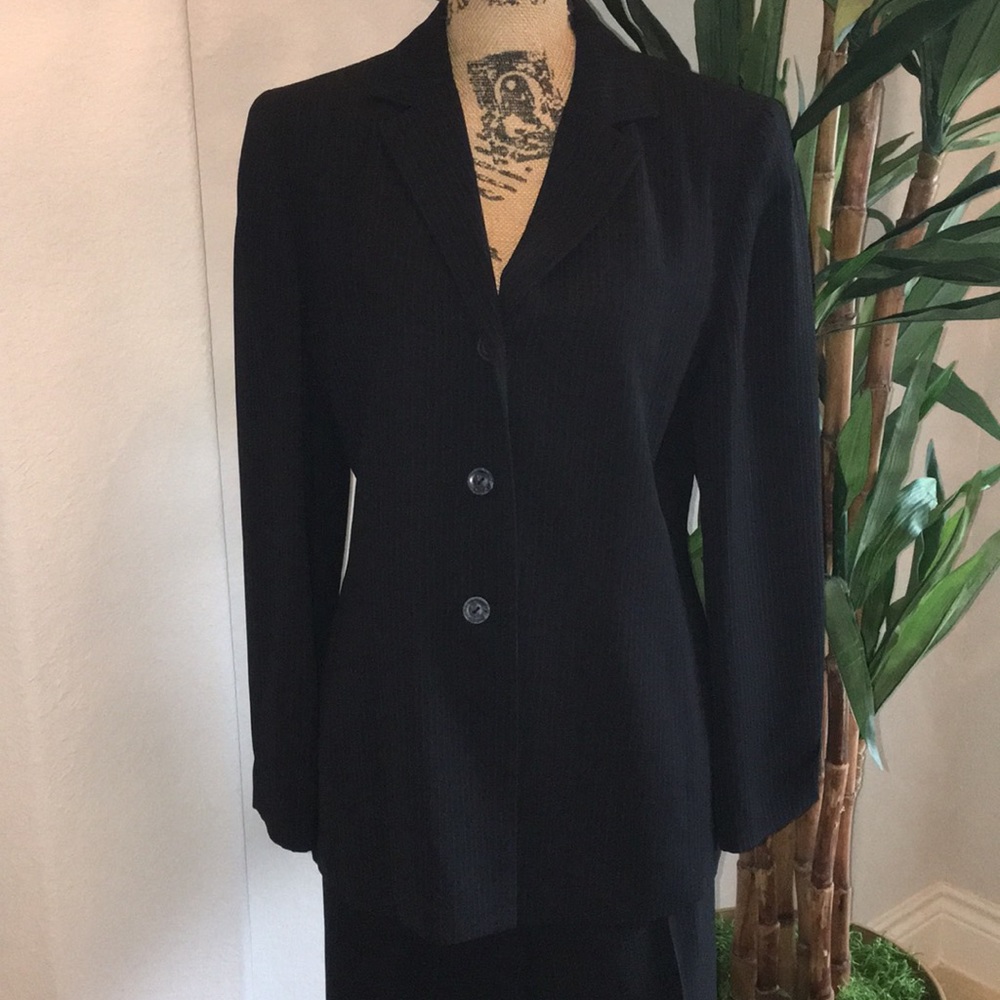 Larry Levine 2-Piece Ladies Pant Suit